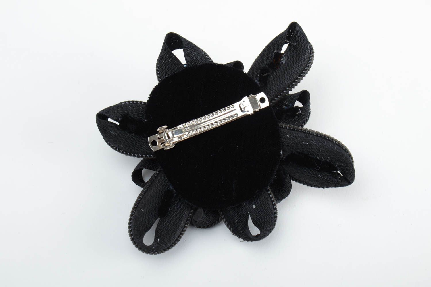 Pasador artesanal de cremalleras flor de color negro grande elegante foto 4