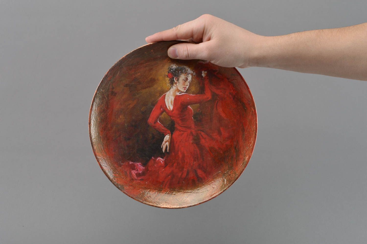 Круглая стеклянная тарелка в технике декупаж ручной работы декоративная Танго фото 4