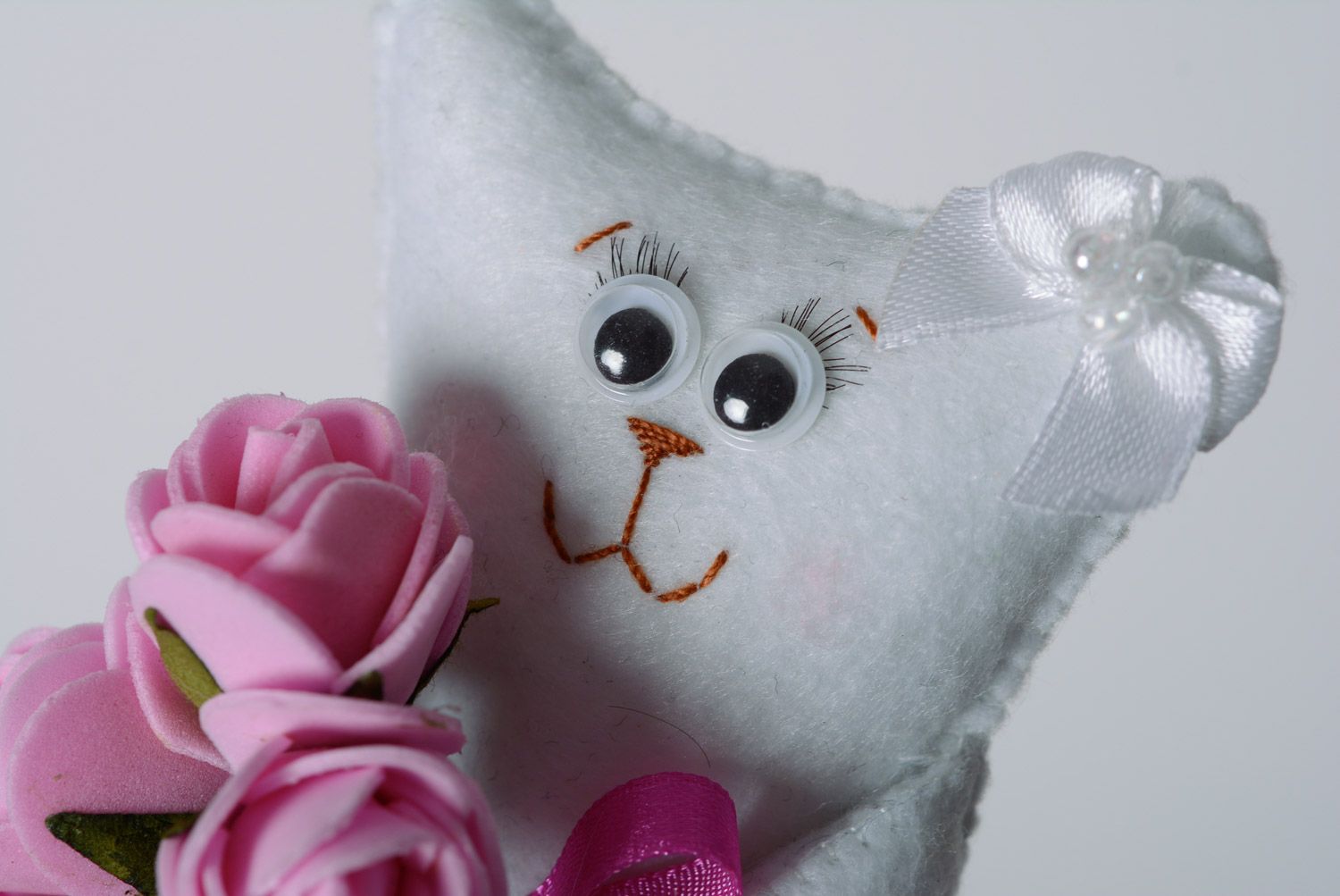 Petite peluche en feutre blanche en forme de chat avec fleurs faite main  photo 2