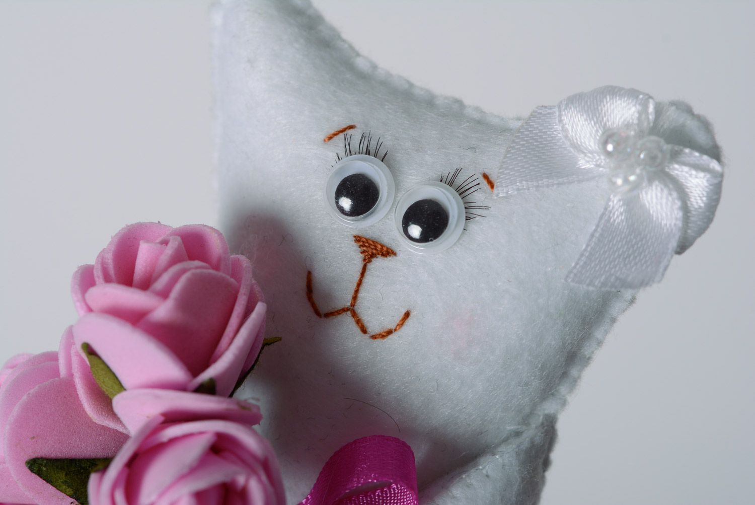 Juguete de peluche gata blanca con ramo de flores artesanal bonito para interior foto 2