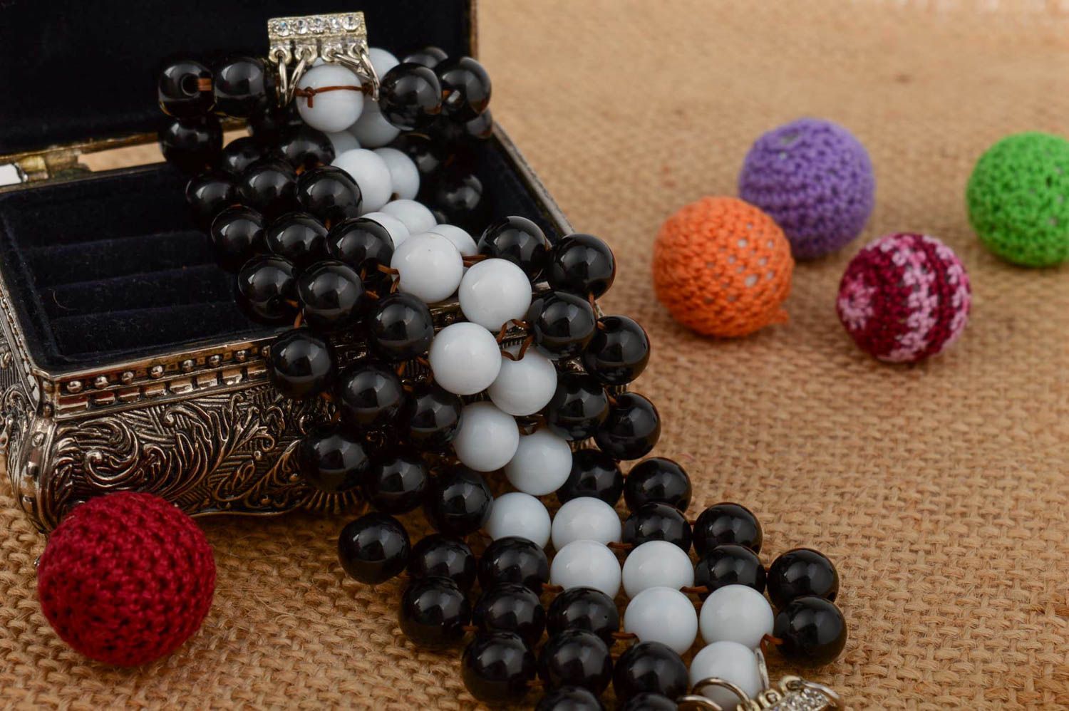 Bracelet noir et blanc perles en plastique large original accessoire fait main photo 1