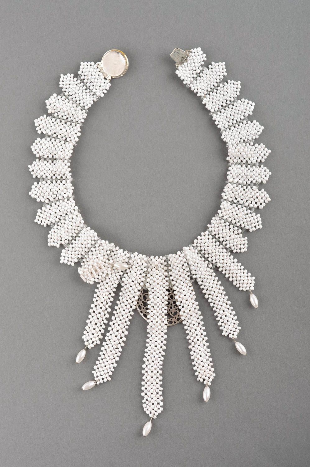 Collana di perline fatta a mano accessorio da donna bianco con giaietto foto 5