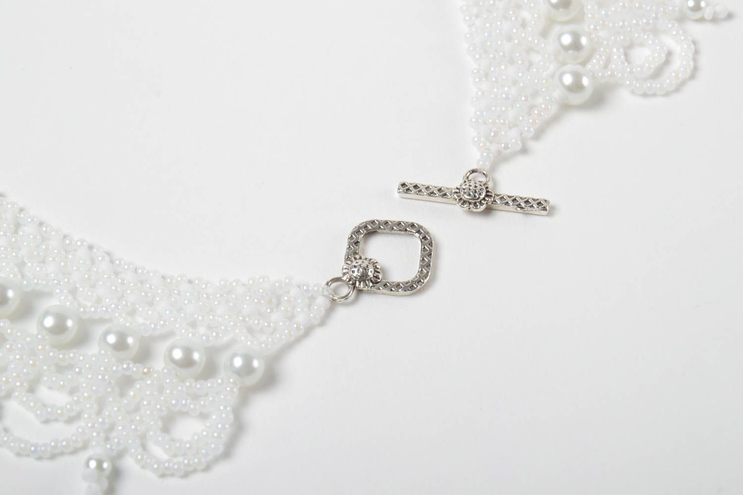 Collier long ajouré blanc bijou fait main Cadeau femme en perles de rocaille photo 4