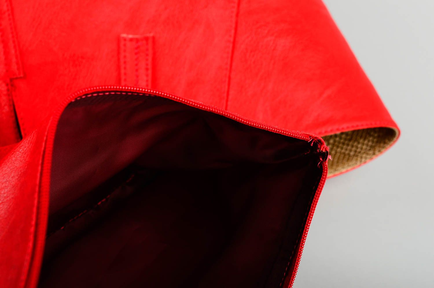 Сумка ручной работы сумка на плечо из кожзама женская сумка красная стильная фото 4