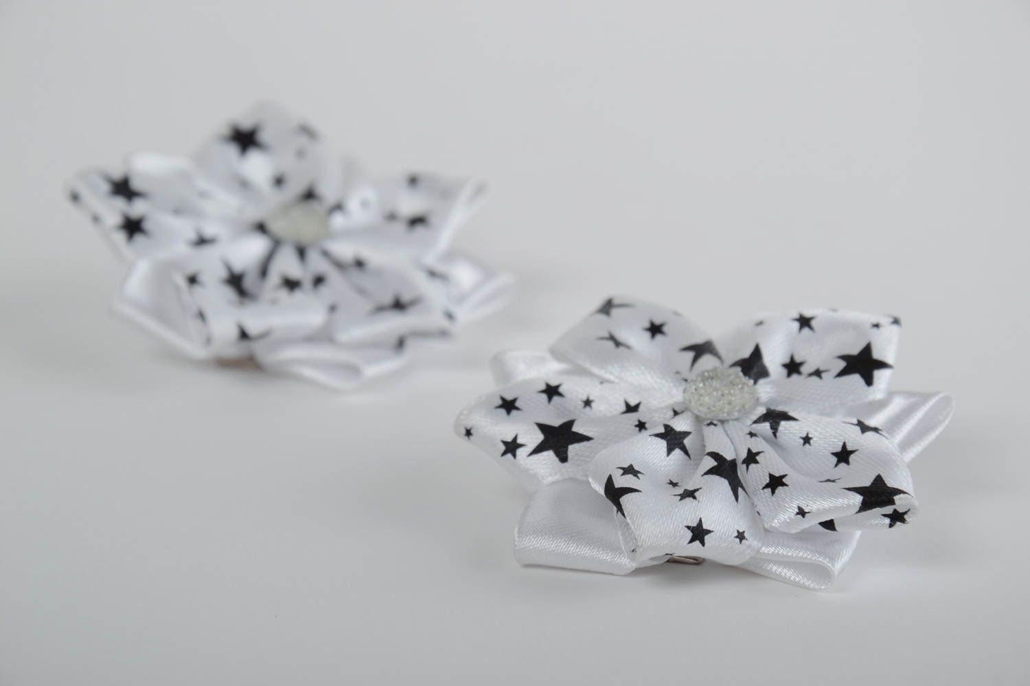 Handgemachte Haarspangen mit Blumen 2 Stück aus Atlasbändern mit Sternen  foto 4