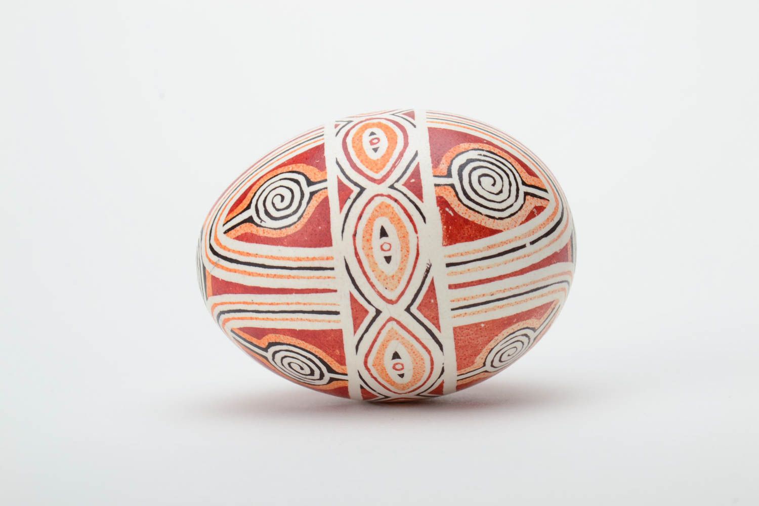 Huevo de Pascua artesanal pintado en estilo étnico foto 3