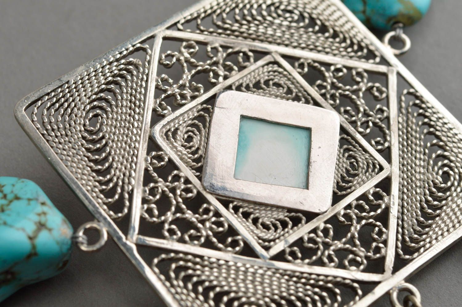 Quadratisches originelles handgemachtes Collier aus Ton und Metall für Frauen foto 5