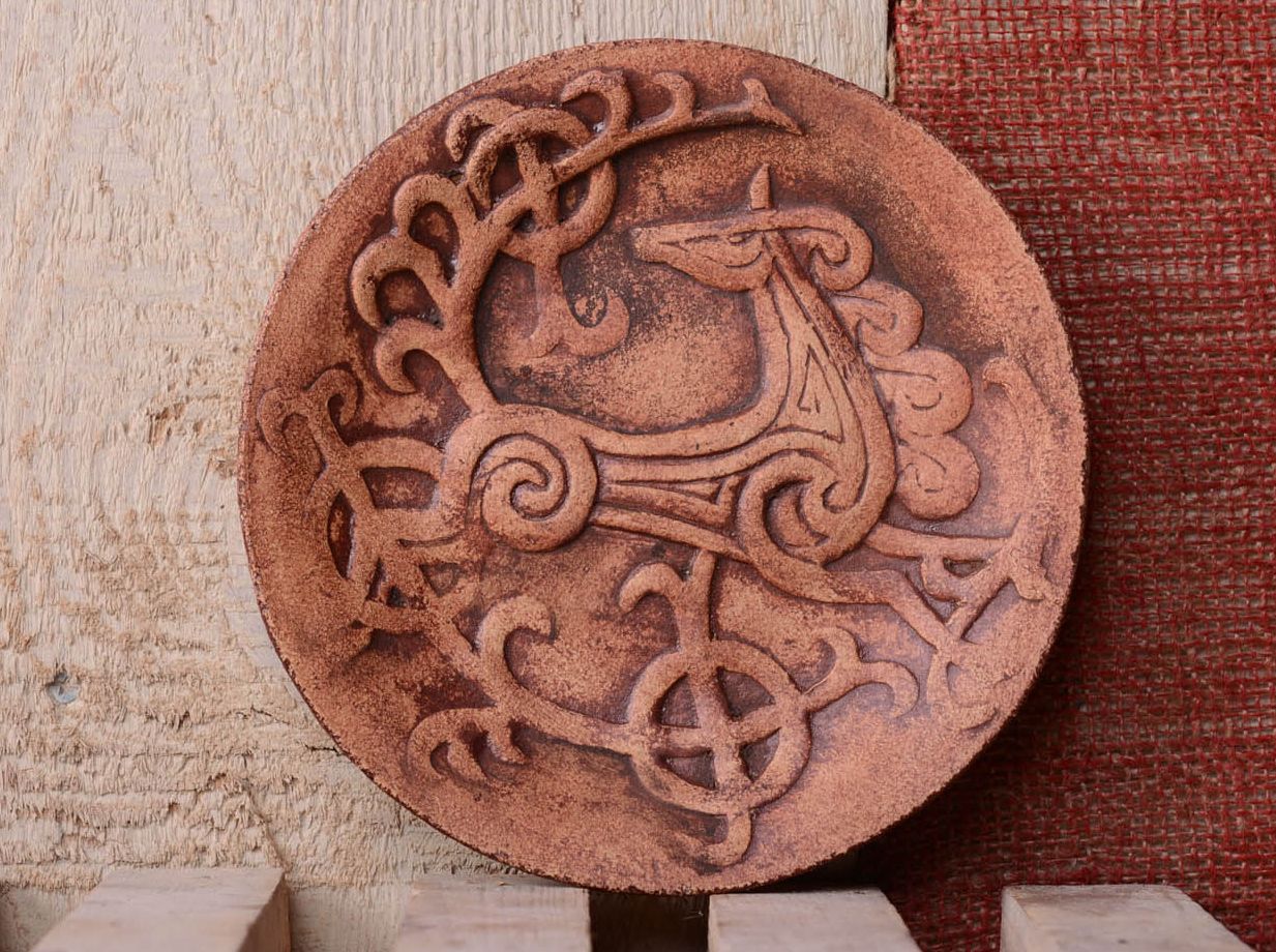 Prato decorativo de argila feito à mão para decoração da parede em estilo étnico Cavalo foto 1