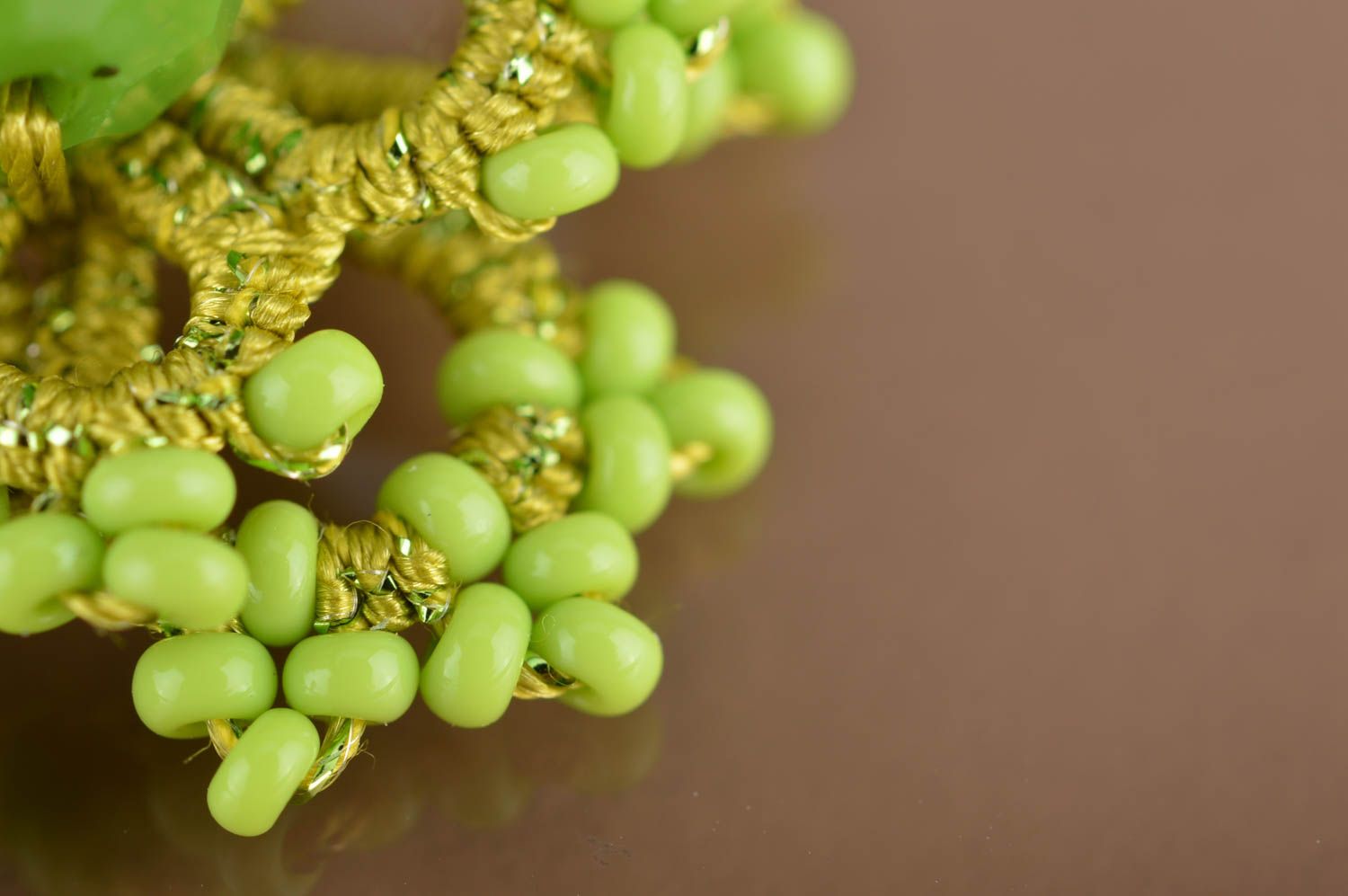 Серьги в технике фриволите из бисера и атласной нити зеленые в виде цветов  фото 4