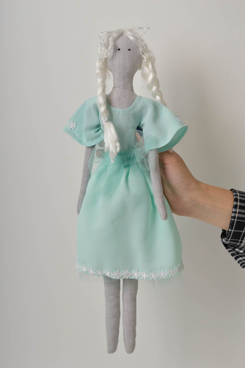 Muñeco artesanal con vestido celeste juguete original elemento decorativo foto 2