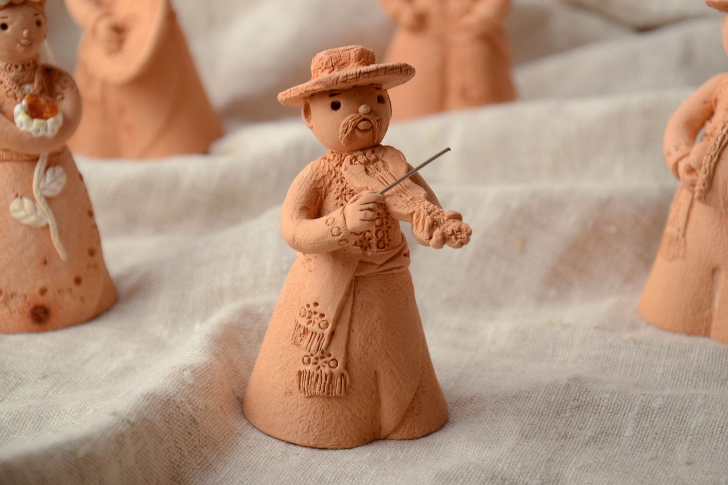 Statuetta musicista in argilla fatta a mano figurina decorativa in ceramica  foto 1