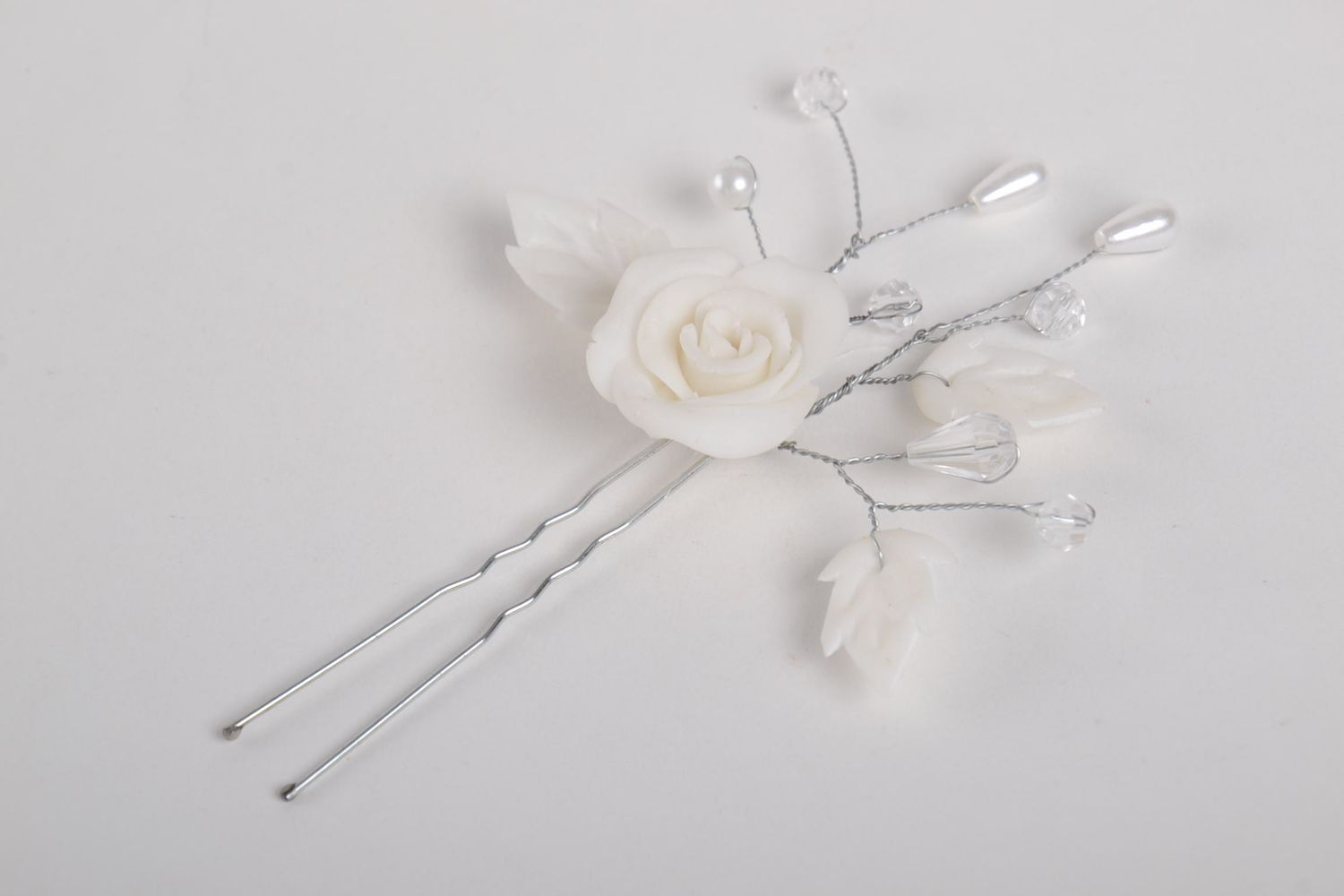 Weiße Blumen Haarnadel handgemachter Schmuck Haar Accessoire aus Polymerton  foto 3