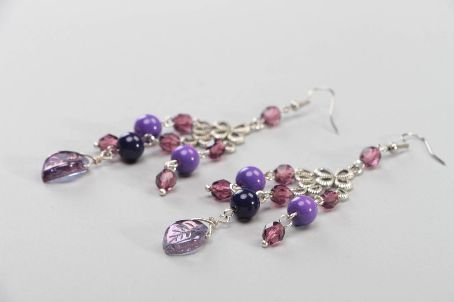 Boucles d'oreilles violettes en perles de cristal et acier faites main longues photo 3