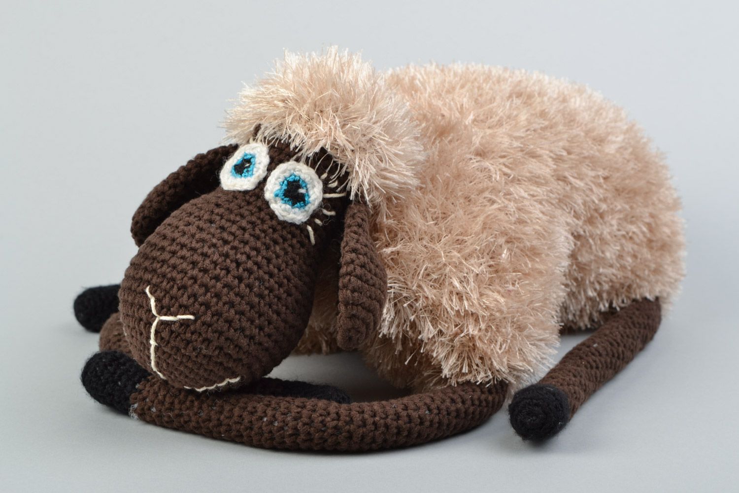 Schönes braunes gehäkeltes Kuscheltier Schaf für Kinder exklusiv foto 1