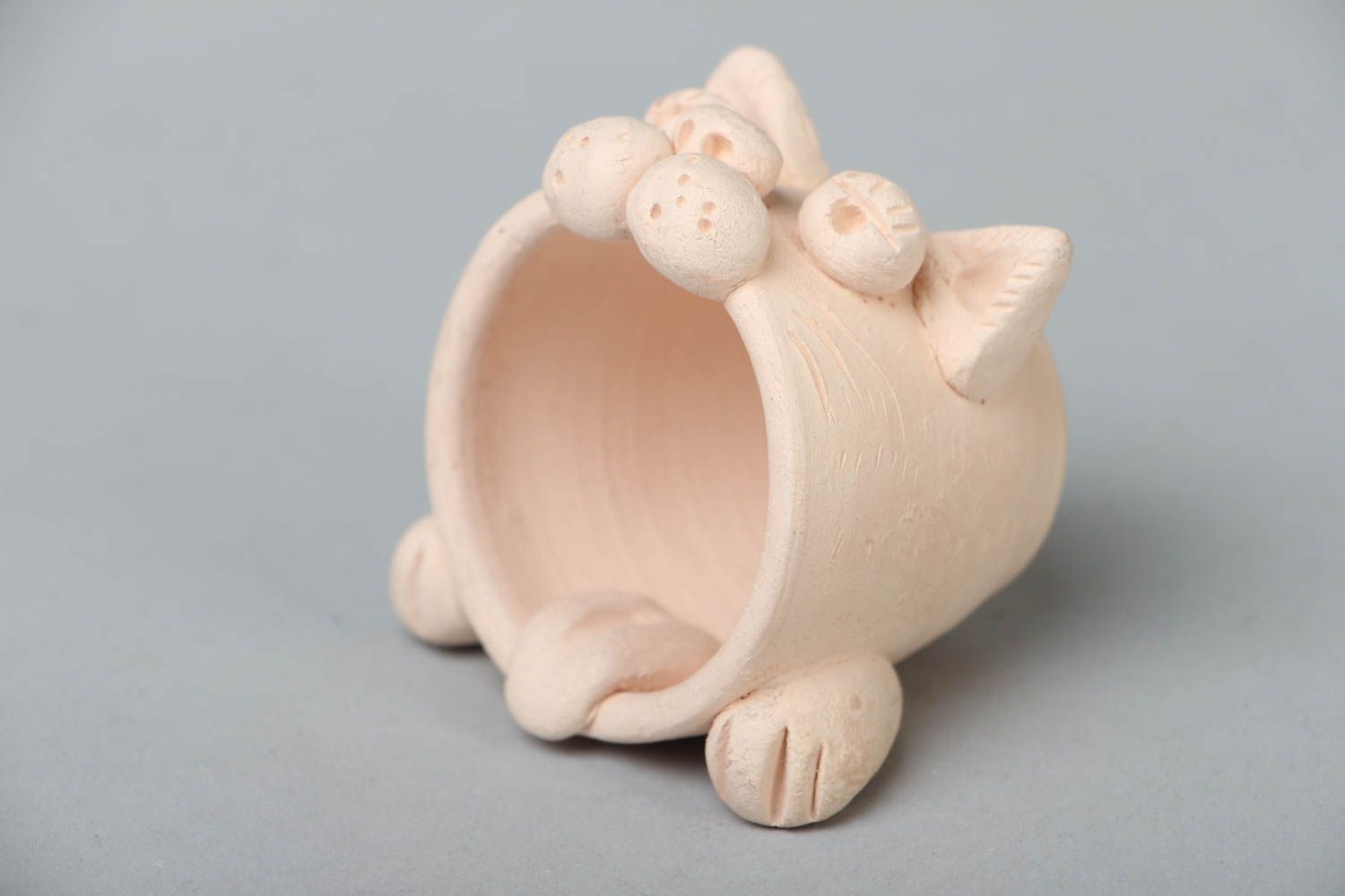 Wite clay not glazed kids cup with kitty molded pattern photo 2