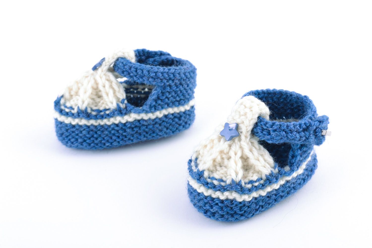 Beautiful small handmade warm baby bootees knitted of natural wool photo 5