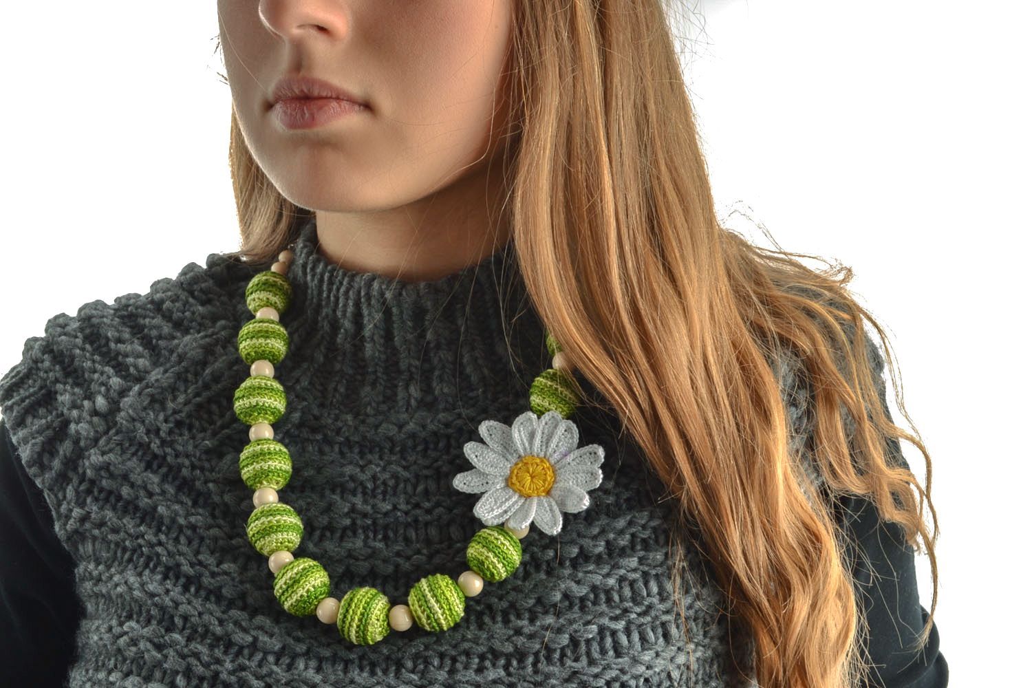 Beautiful bead necklace with camomile photo 1