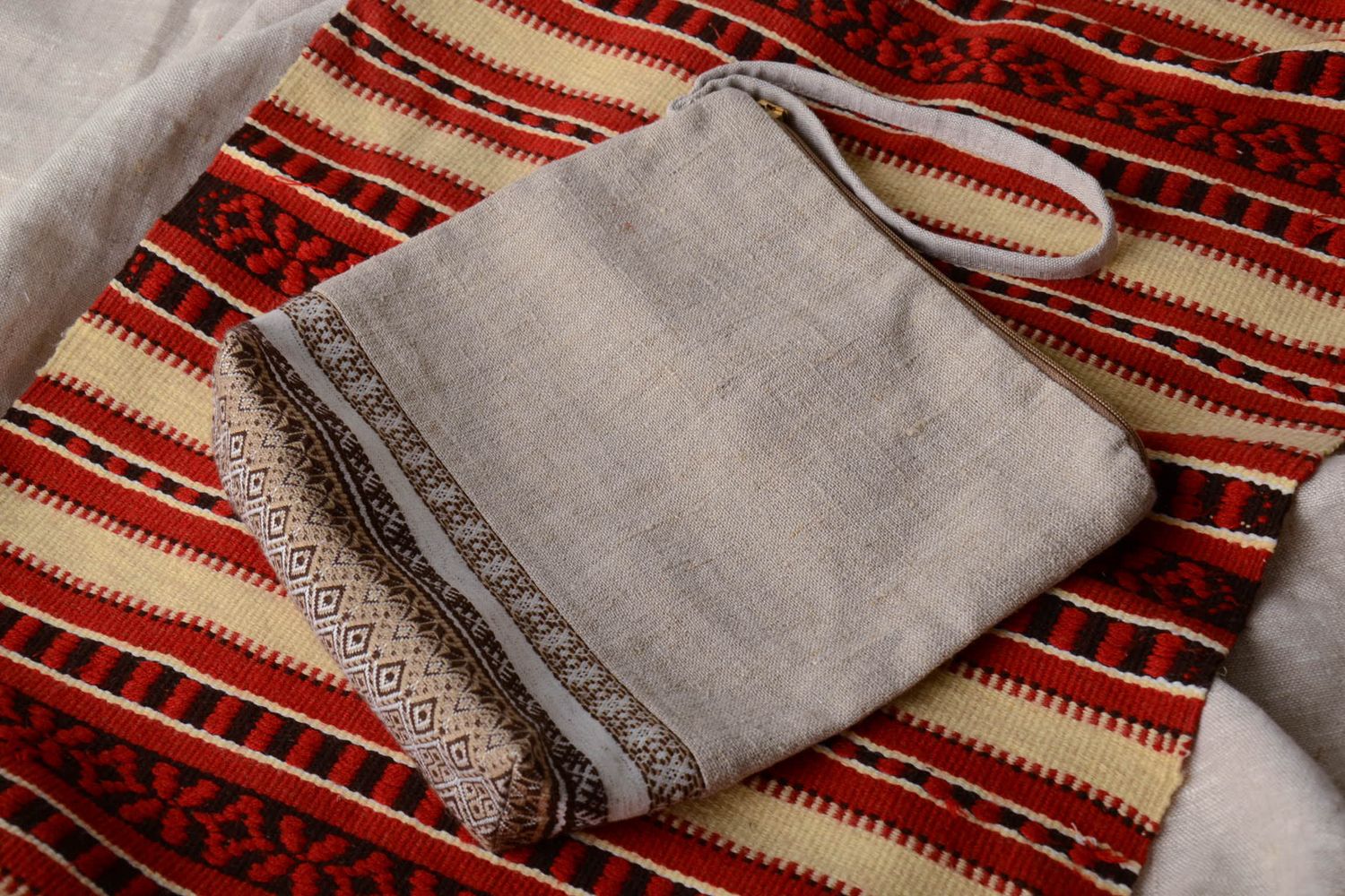 Linen clutch with embroidery photo 1
