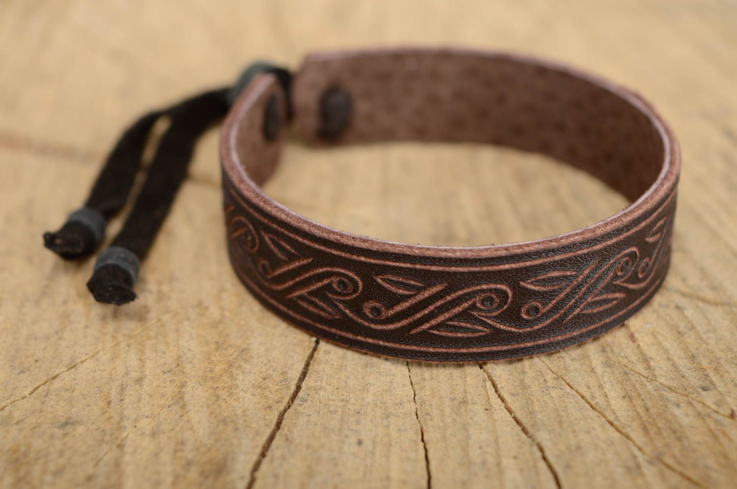 Bracelet en cuir naturel marron avec ornement fait main style ethnique photo 1