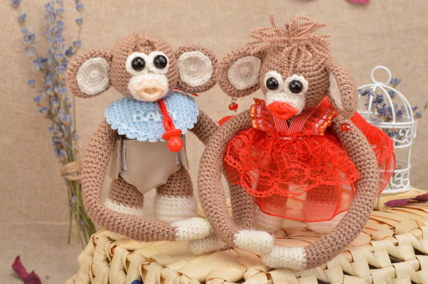 Комплект авторских игрушек в виде обезьянок ручной работы 2 шт для декора фото 1