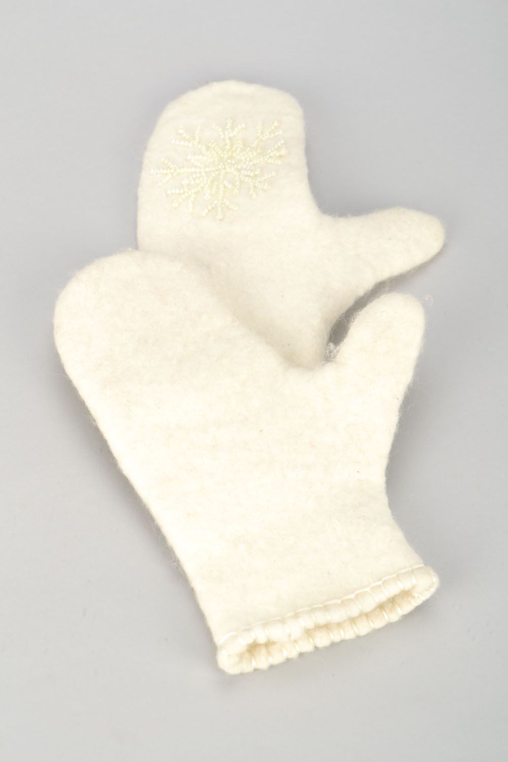 Warm mittens made of natural wool  photo 4