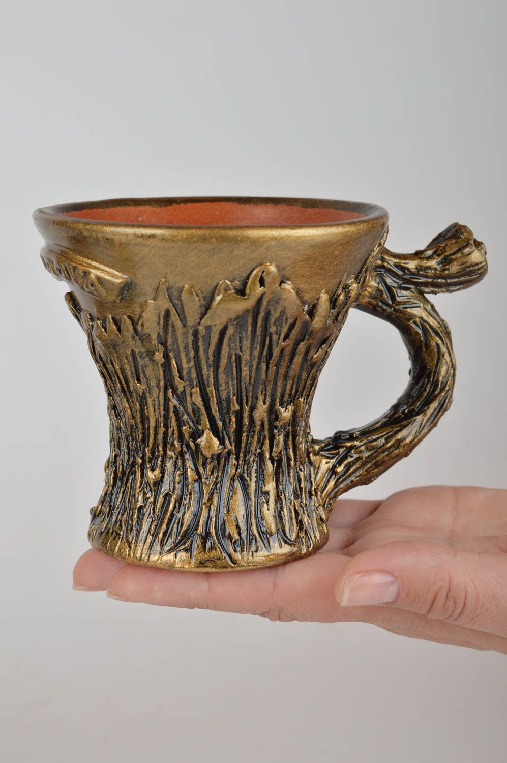 Taza cerámica para café de arcilla roja artesanal de color dorado 100 ml foto 3