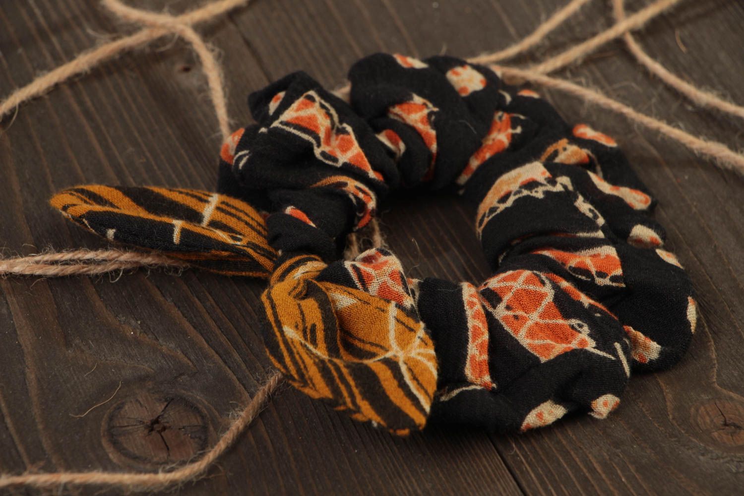 Chouchou à cheveux avec noeud en tissu noir à motif orange original fait main photo 1