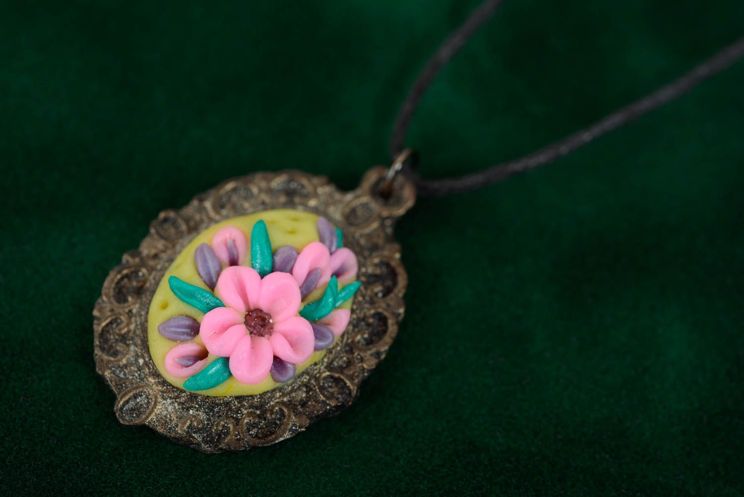 Pendentif en pâte polymère ovale avec fleurs sur lacet original bijou fait main photo 4