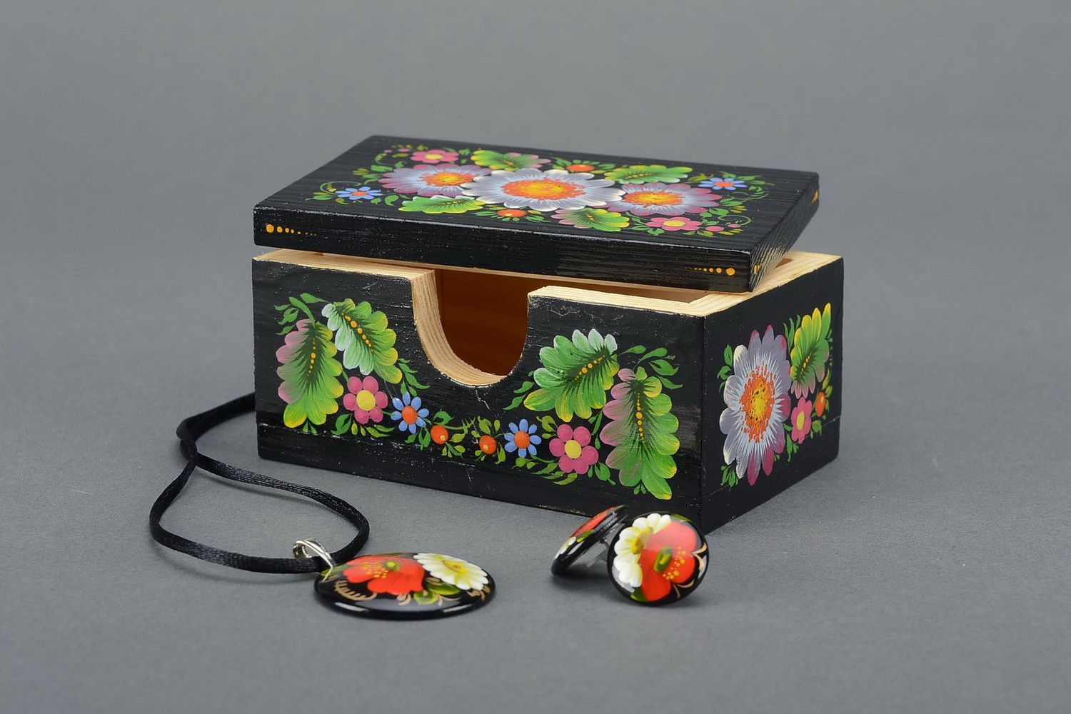 Wooden box with oval opening Asters and oak leaves photo 1