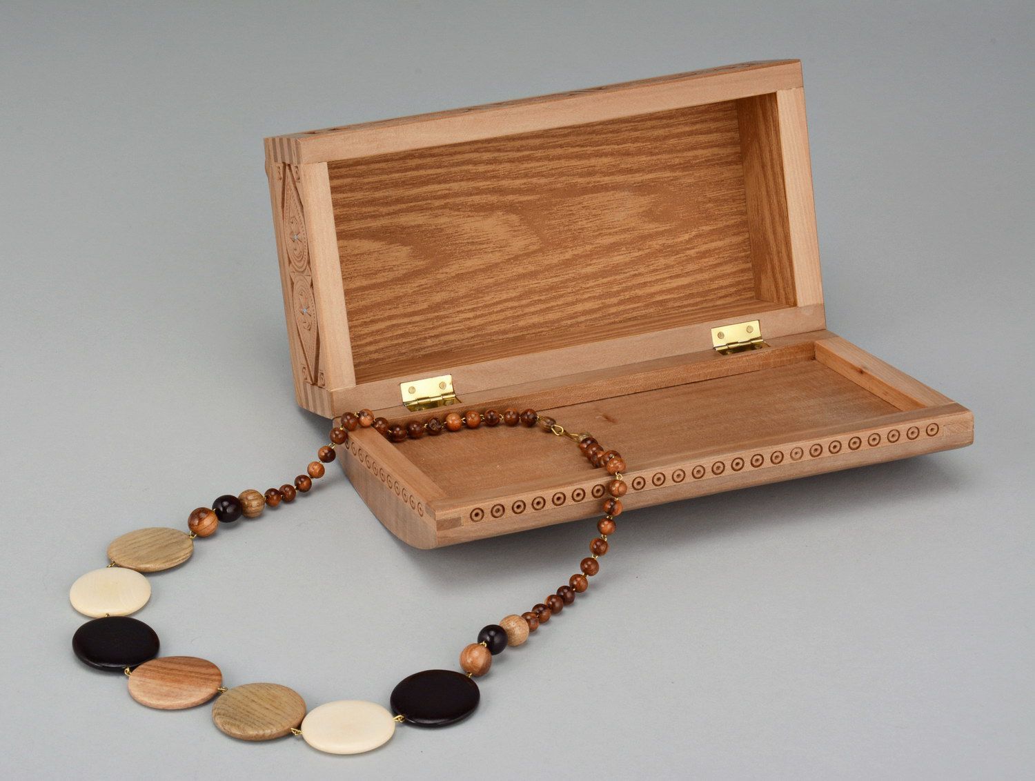 Handmade Perlenkette aus verschiedenen Holzsorten mit Schließe foto 2