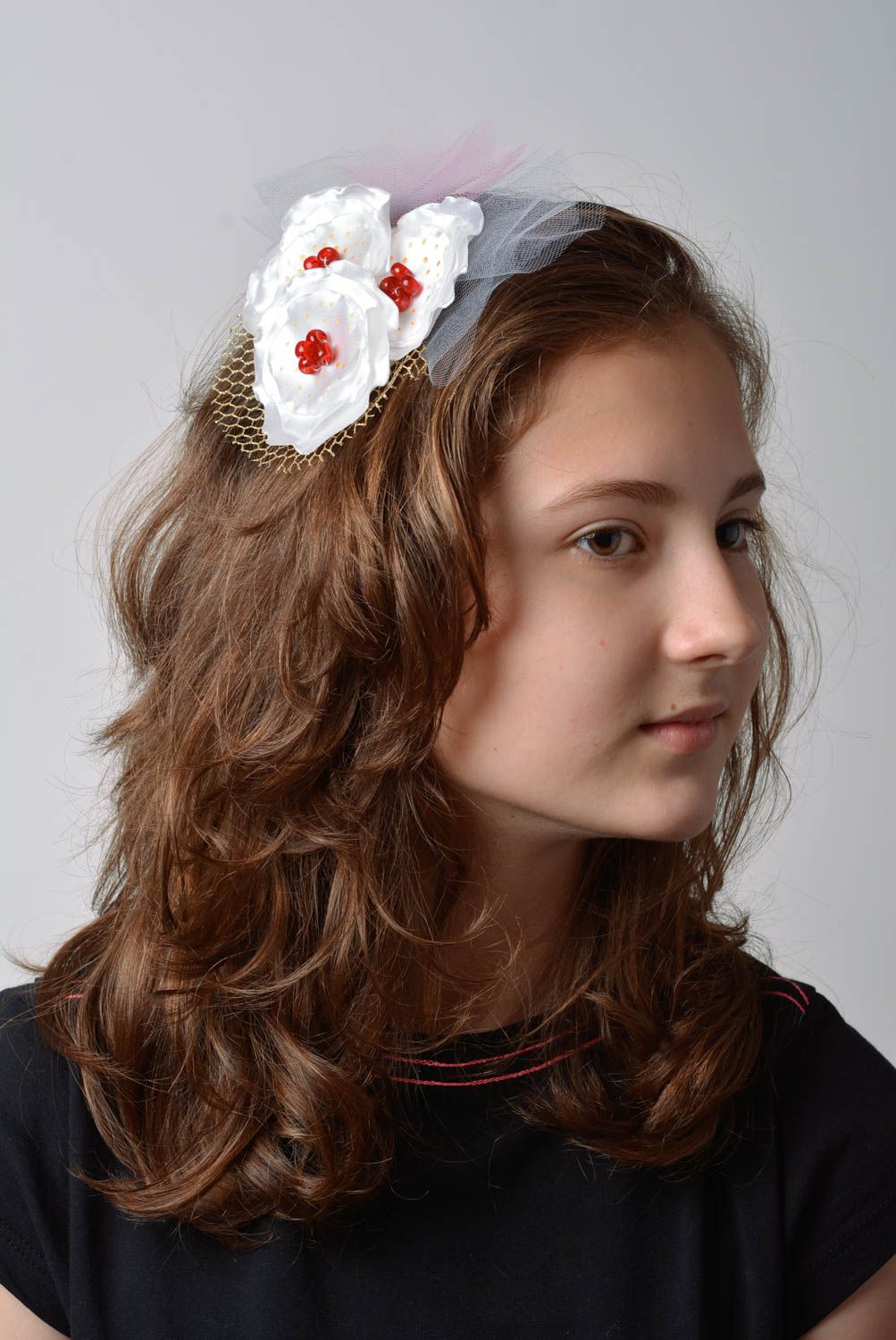 Weiß rote schöne feine originelle handgemachte Haarklammer mit Blumen aus Atlas foto 5