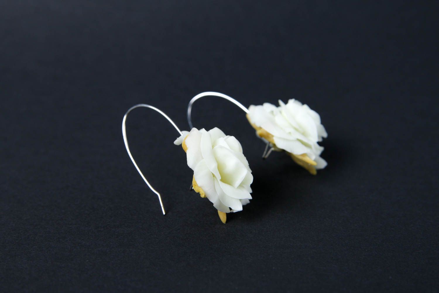 Модные серьги украшение ручной работы авторское украшение из пластики белые розы фото 2