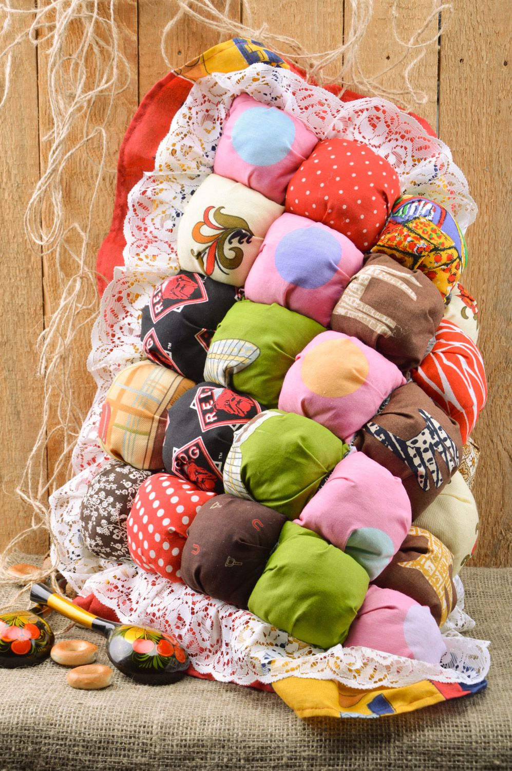 Künstlerisches buntes handmade Kissen für Stuhl aus Stoff mit schöner Spitze foto 1