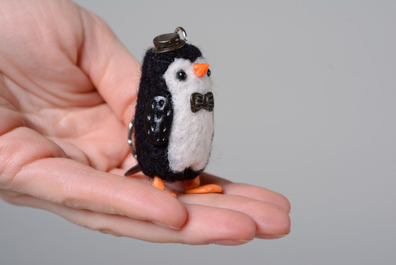 Kuscheltier Schlüsselanhänger aus Wolle und Polymerton Pinguin foto 5