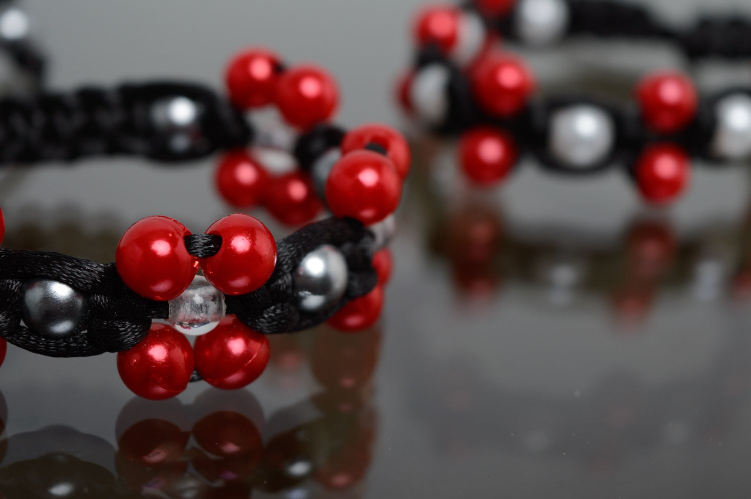 Bracelet tressé en macramé avec perles céramiques noir et rouge fait main femme photo 5