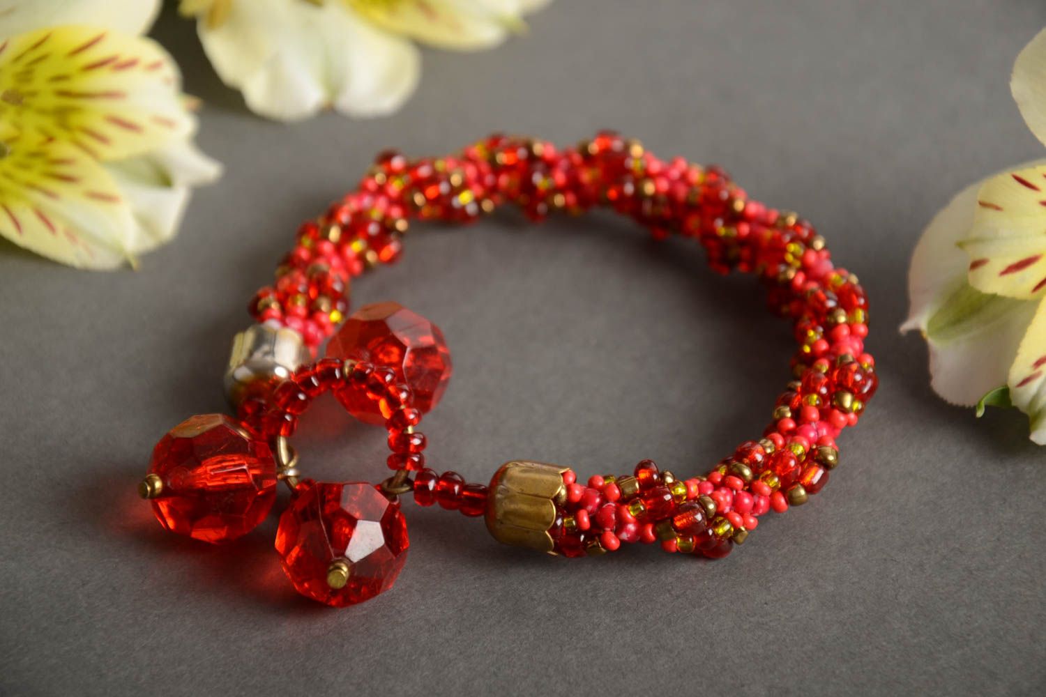 Rotes originelles Armband Litze handmade aus Glasperlen mit Anhängern für Frauen foto 1