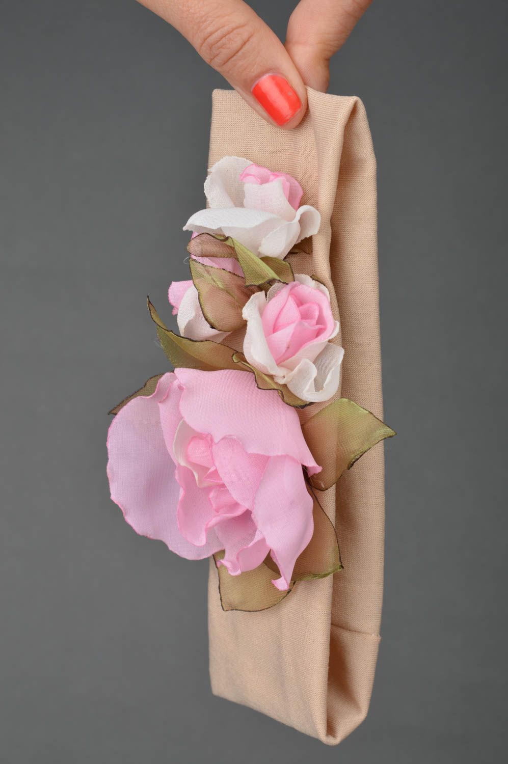 Bandeau cheveux pour enfant tendre avec fleurs roses fait main design élégant photo 3