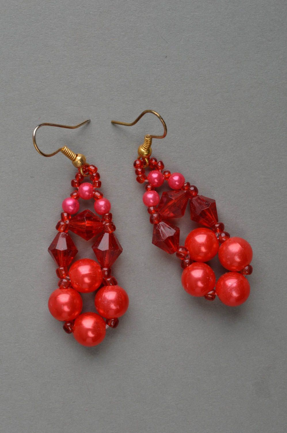 Schöne elegante rote handgemachte Ohrringe aus Glasperlen für stilvolle Damen foto 2