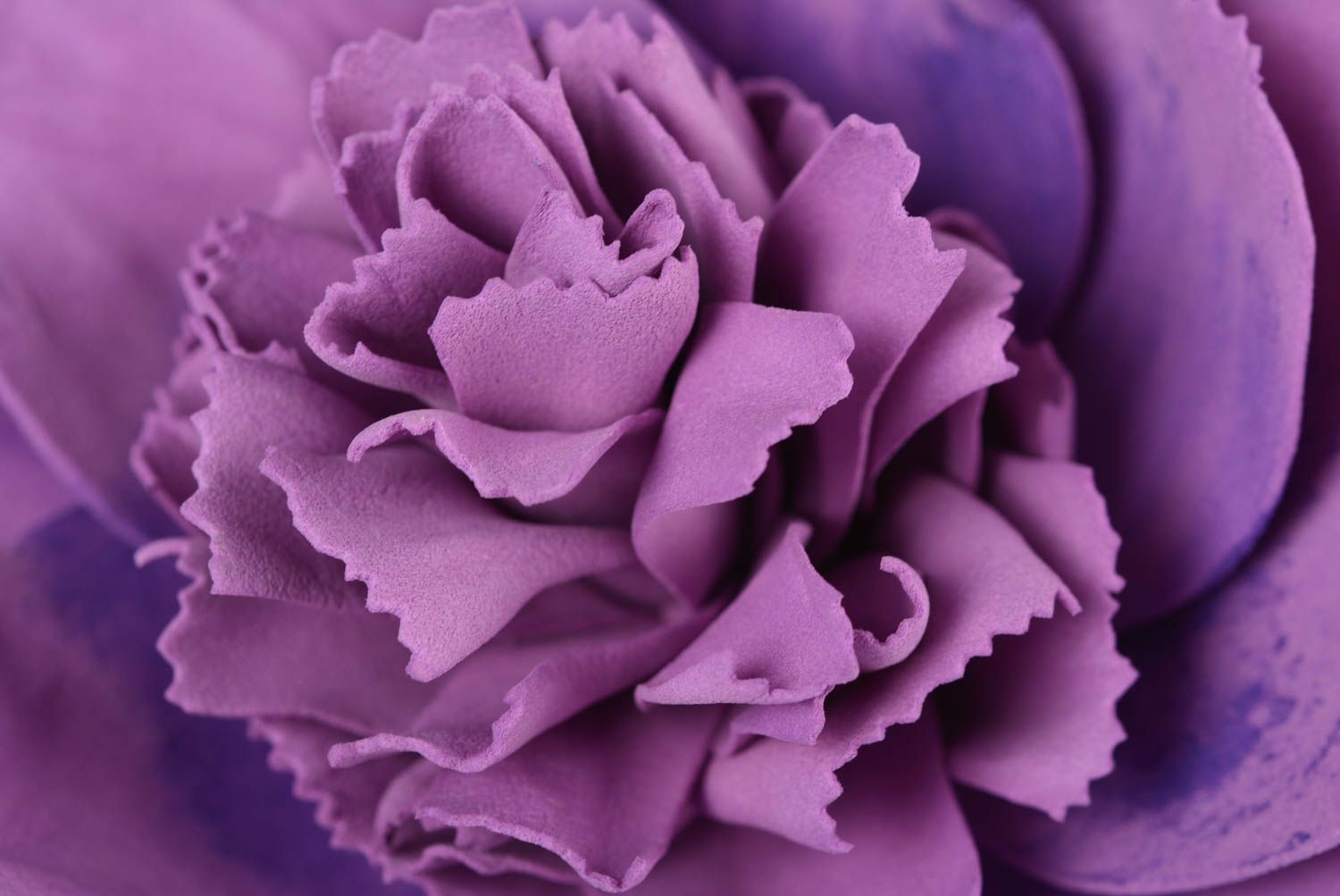 Красивая заколка из фоамирана в виде цветка ручной работы сиреневая оригинальная фото 3