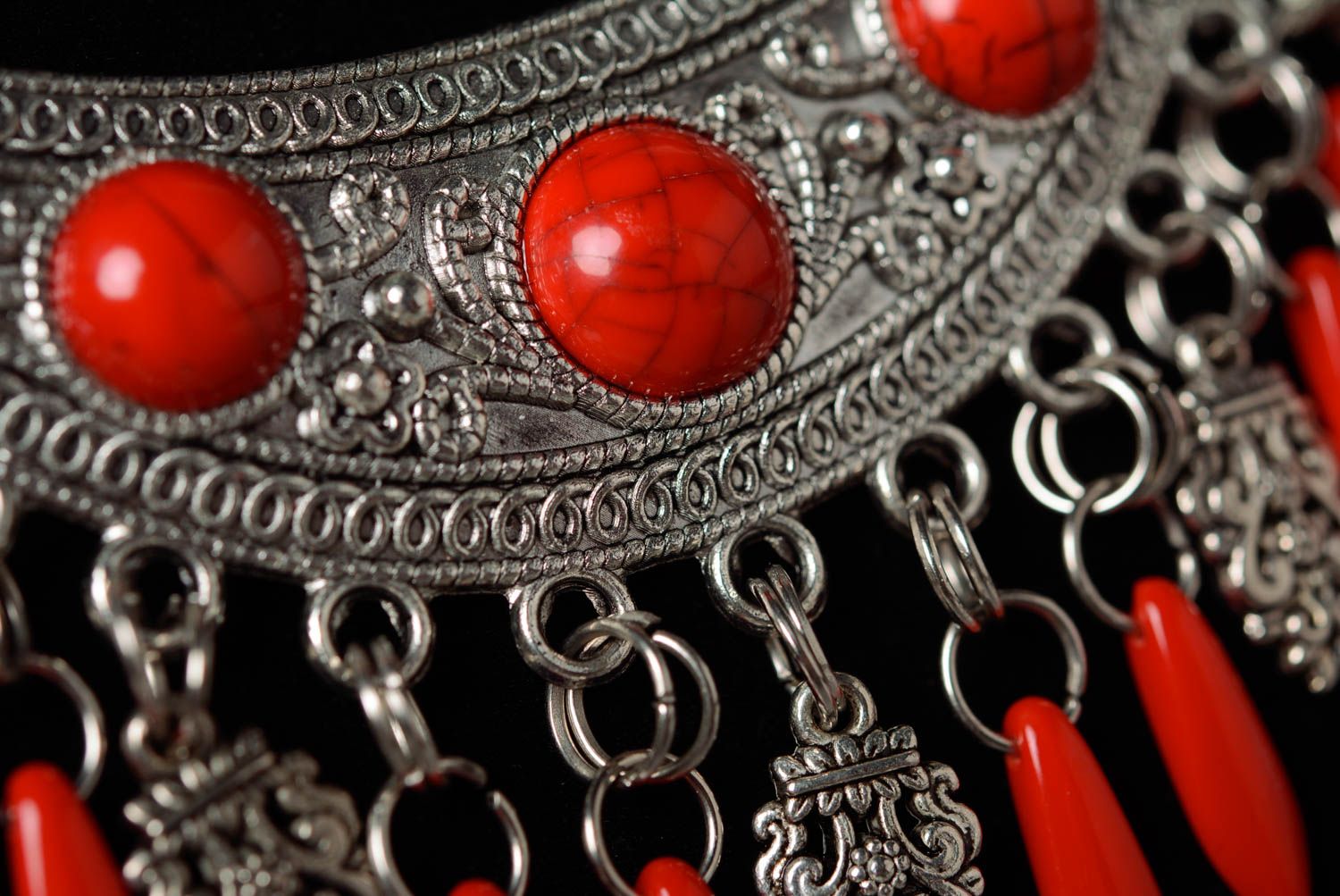 Joli collier en cuir et métal large rouge sur lacet accessoire pour femme photo 4