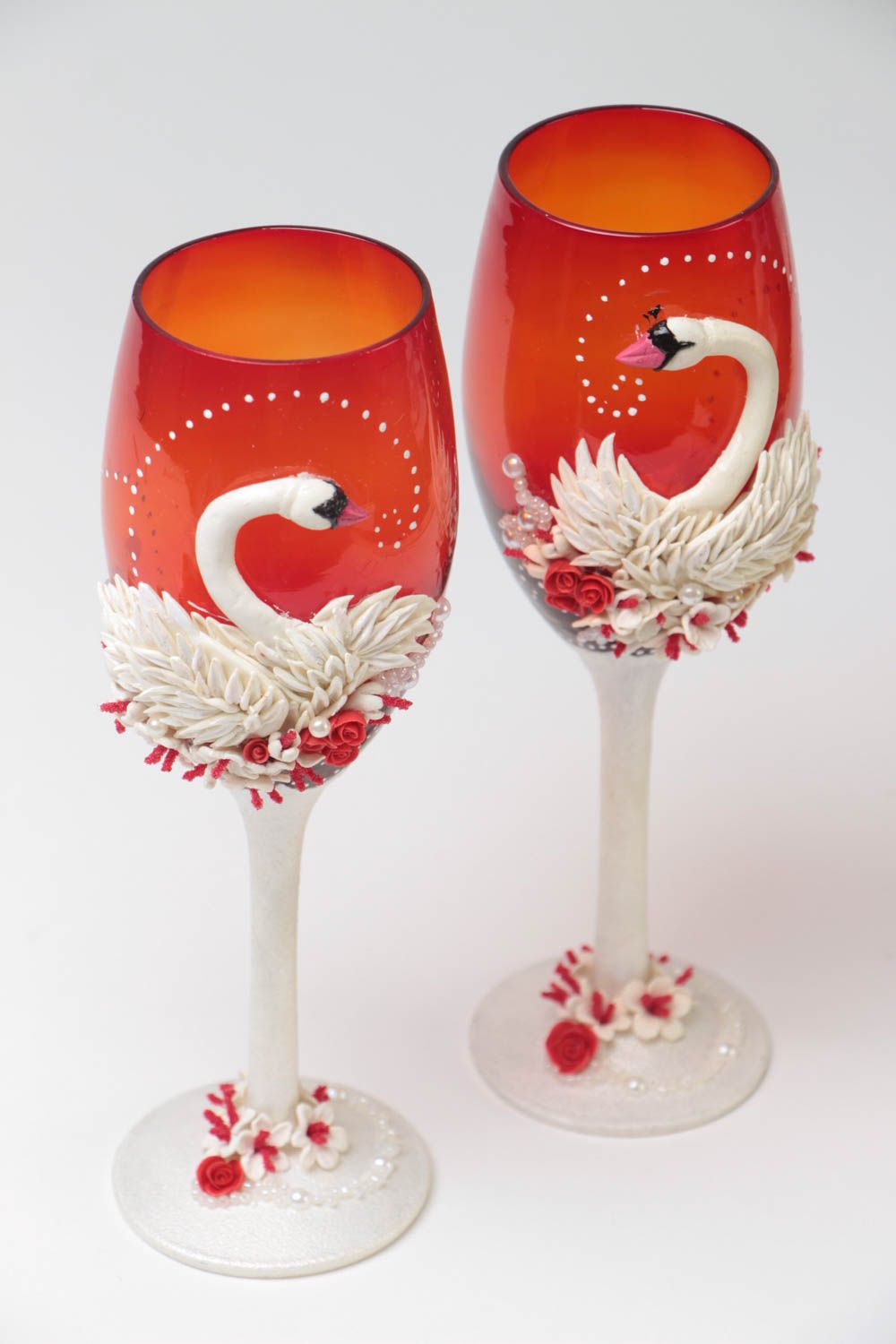 Бокалы для шампанского на свадьбу набор 2 штуки красные с лебедями ручной работы фото 2