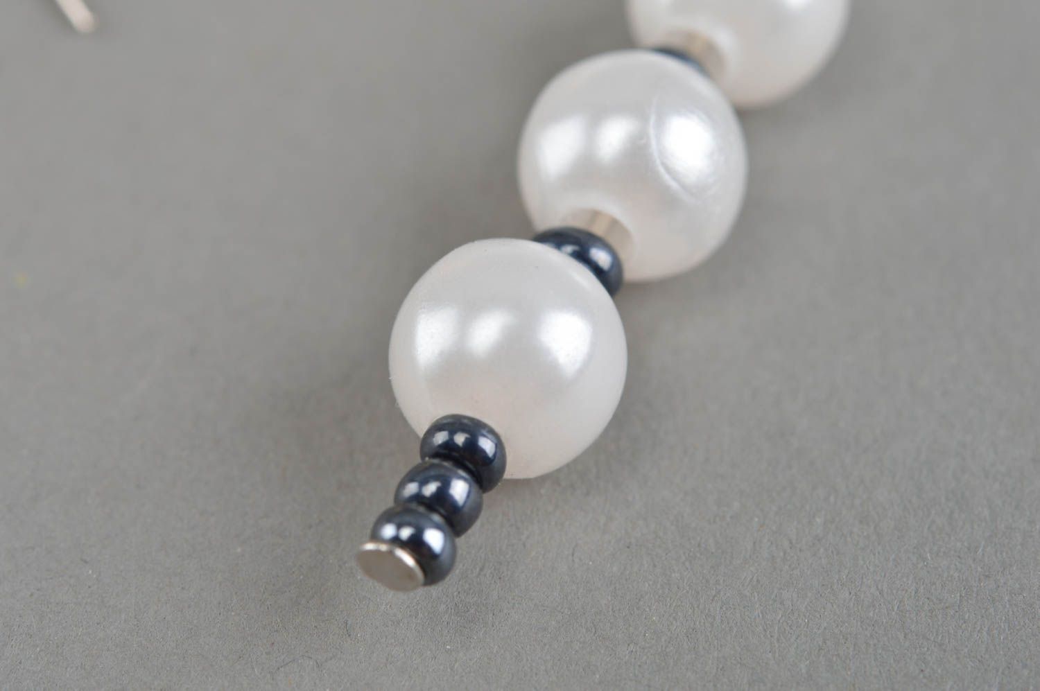 Boucles d'oreilles blanches en perles de rocaille et fausses perles faites main photo 5
