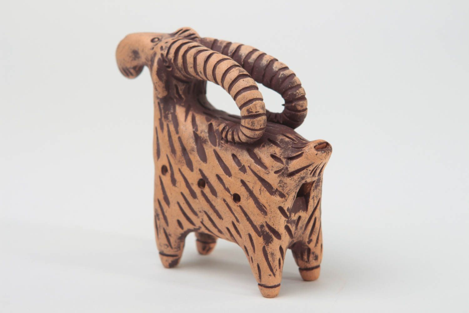 Окарина ручной работы свистулька из глины музыкальная эко-игрушка в виде козла фото 4