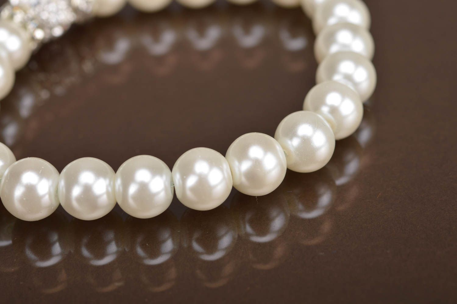 Bracelet en perles d'imitation et strass fait main original sur élastique photo 4