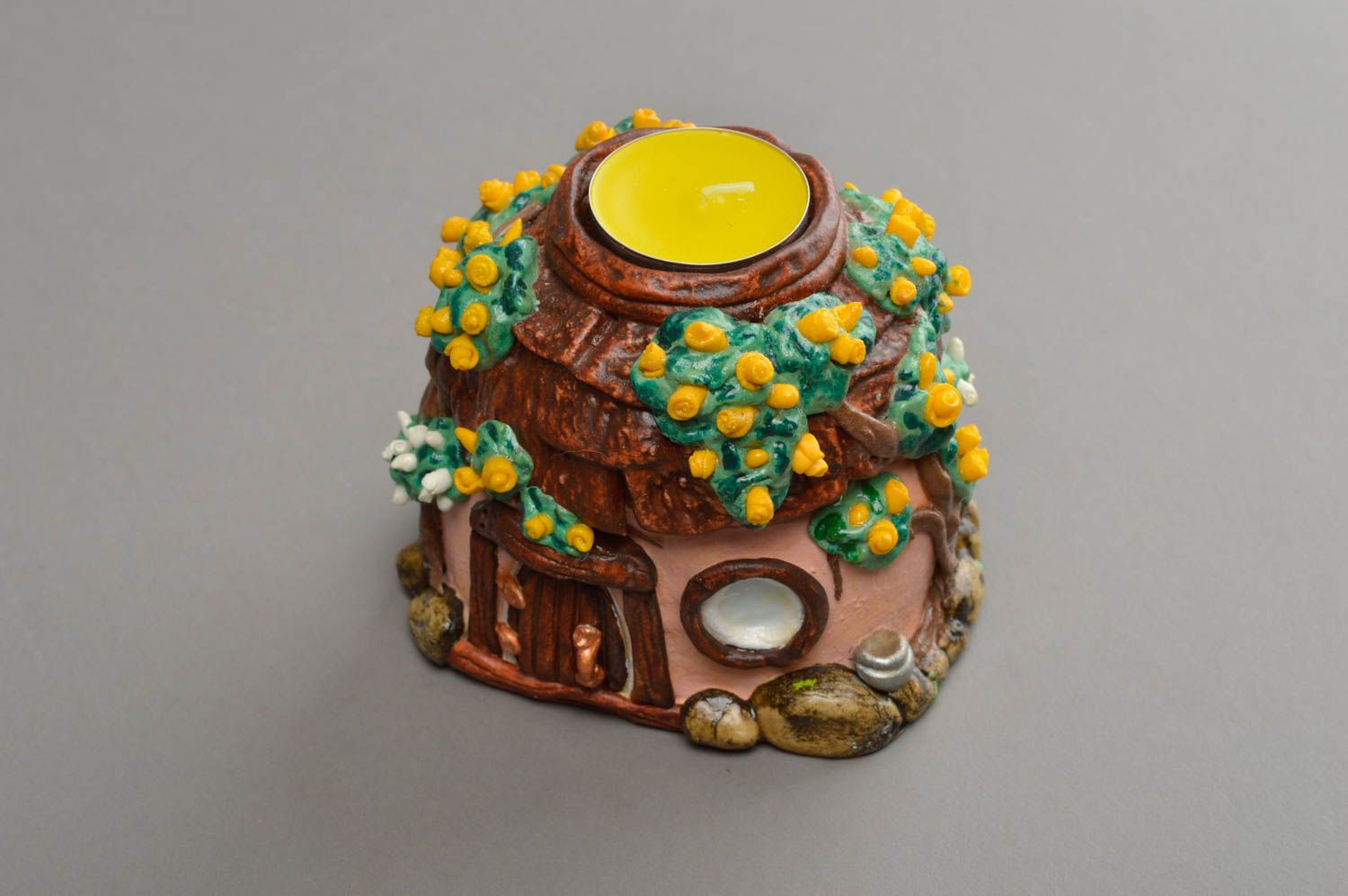 Schöner ethnischer origineller handgemachter Kerzenhalter aus Polymerton foto 3