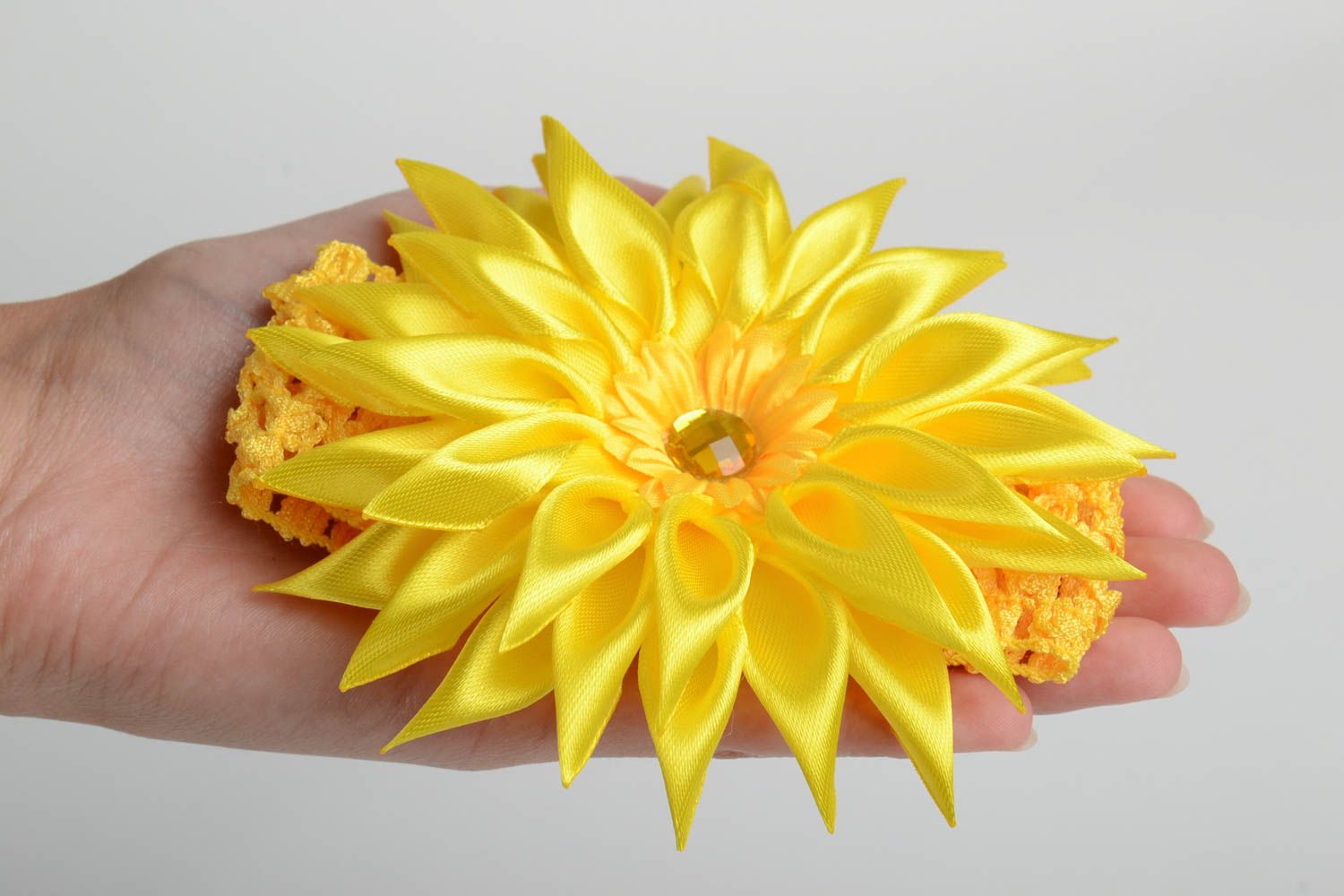 Banda con flor para el cabello hecha a mano de cintas kanzashi infantil amarilla foto 5
