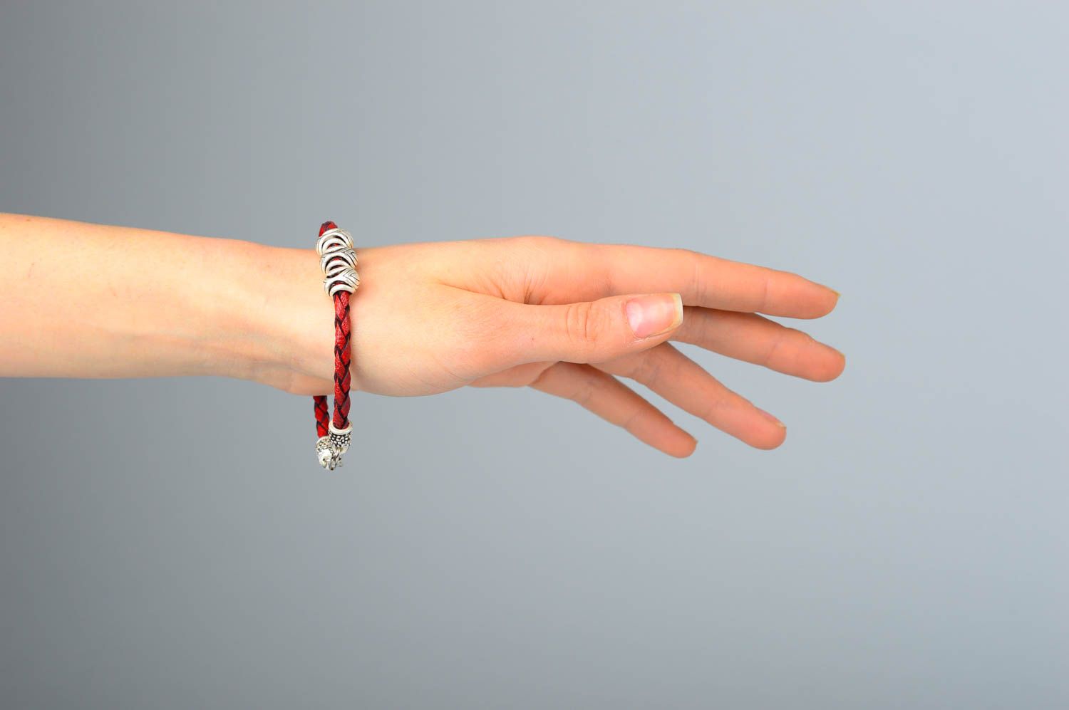 Бордовый кожаный браслет ручной работы украшение из кожи браслет на руку фото 2