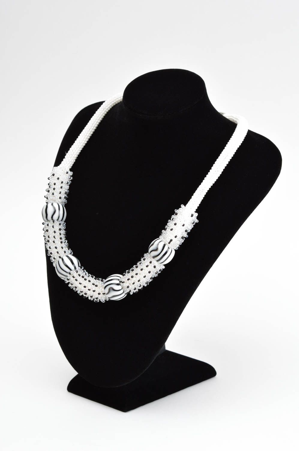 Collana di perline fatta a mano bigiotteria da donna in colore bianco nero foto 1