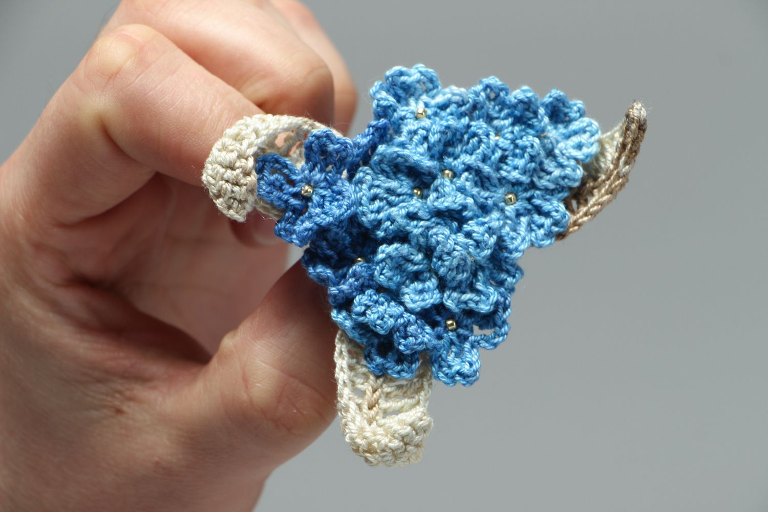 Gehäkelte Brosche aus Textil in Blau  foto 4