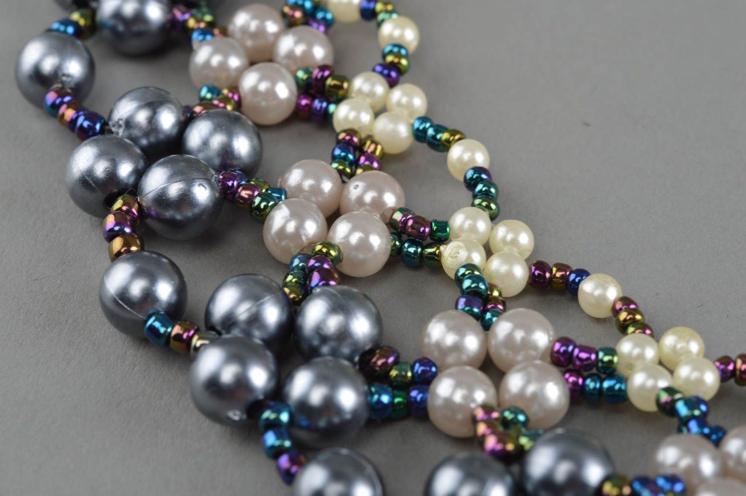 Weibliches geflochtenes Collier aus Glasperlen und Perlen handmade Accessoire foto 3